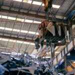 Moderne Recyclingmaschinen zur effizienten Verarbeitung von Kunststoffabfällen in einer Industrieumgebung.